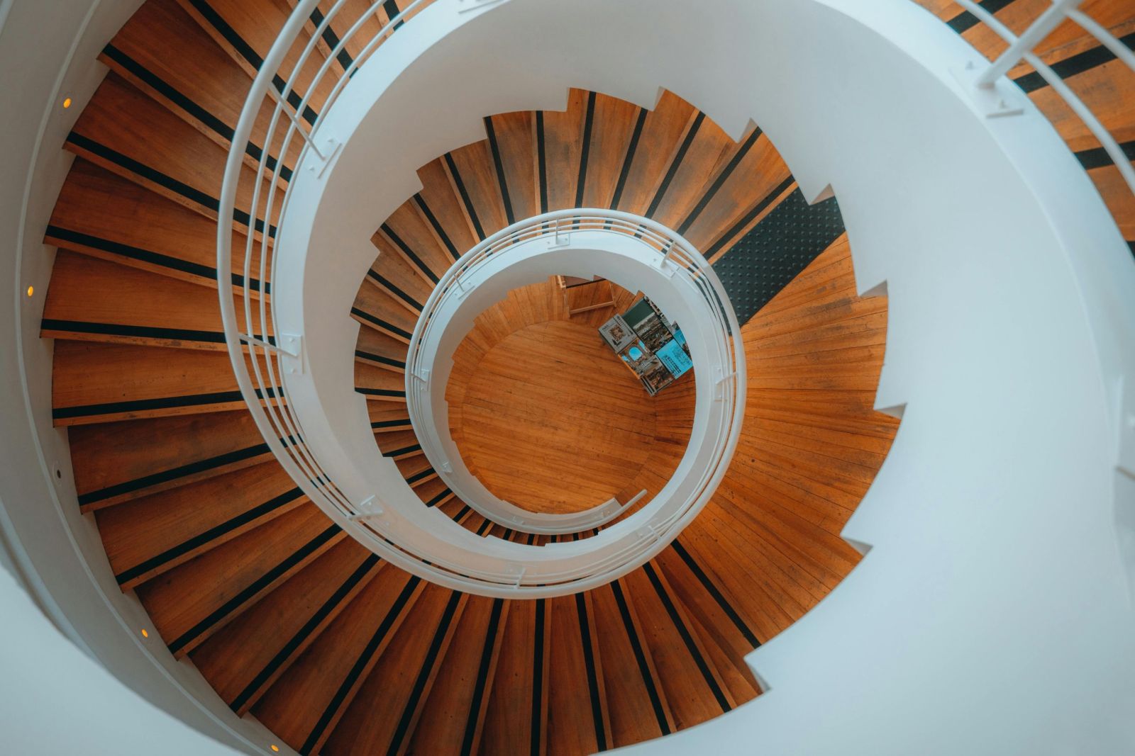Escalier extérieur propre et moderne avec plantes vertes, illustrant un service de conciergerie et entretien à Genève.